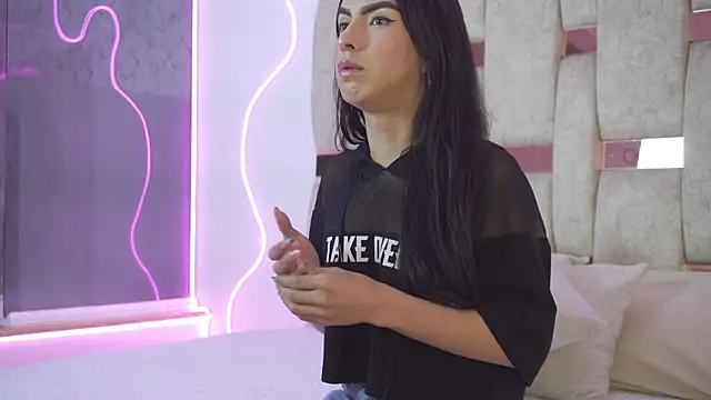 Snapshot of Fernanda_thail_ chatting on 6, 4, 2026 Fernanda thail online show from 6, 4, 2026