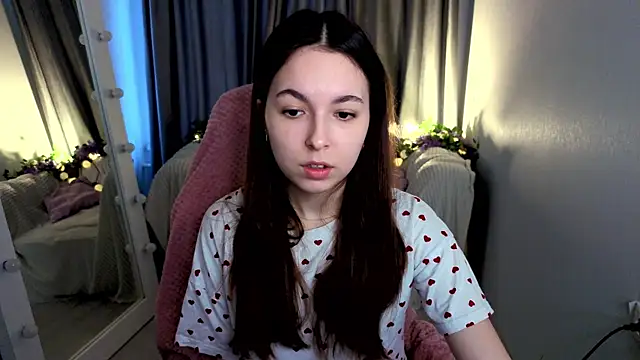 Snapshot of BellaThery chatting on 5, 4, 2026 BellaThery online show from 5, 4, 2026