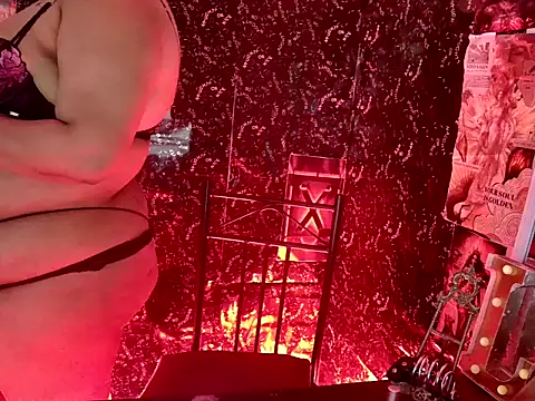 Snapshot of MistressMileenaMiami chatting on 18, 5, 2026 MistressMileenaMiami online show from 18, 5, 2026