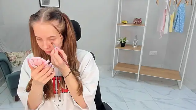 Nina Crown online show from 25, 3, 2026