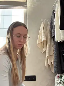 Snapshot of Vikkie_seXyGiiiirl_XoXo chatting on 4, 3, 2026 Vikkie seXyGiiiirl XoXo online show from 4, 3, 2026