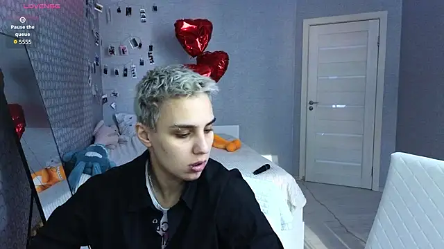 Snapshot of LuxuryLoverss chatting on 15, 3, 2026 LuxuryLoverss online show from 15, 3, 2026