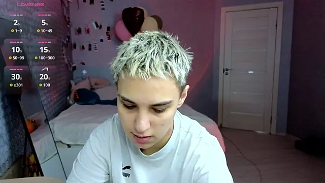 Snapshot of LuxuryLoverss chatting on 11, 4, 2026 LuxuryLoverss online show from 11, 4, 2026