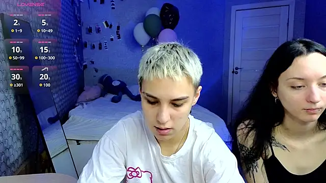 Snapshot of LuxuryLoverss chatting on 12, 4, 2026 LuxuryLoverss online show from 12, 4, 2026