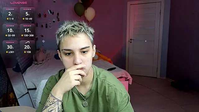 Snapshot of LuxuryLoverss chatting on 14, 4, 2026 LuxuryLoverss online show from 14, 4, 2026