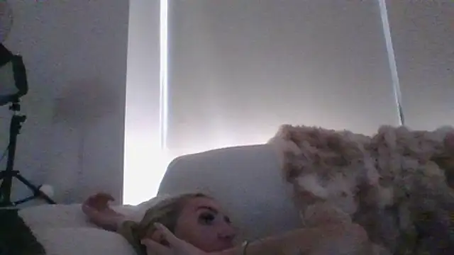 Snapshot of kinkykara25 chatting on 17, 5, 2026 kinkykara25 online show from 17, 5, 2026