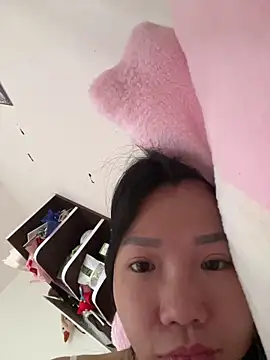 Snapshot of Miumieu2 chatting on 4, 5, 2026 Miumieu2 online show from 4, 5, 2026