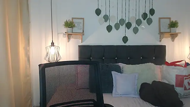 Snapshot of Emma_hassani chatting on 1, 4, 2026 Emma hassani online show from 1, 4, 2026