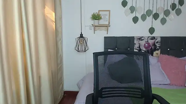 Snapshot of Emma_hassani chatting on 4, 4, 2026 Emma hassani online show from 4, 4, 2026