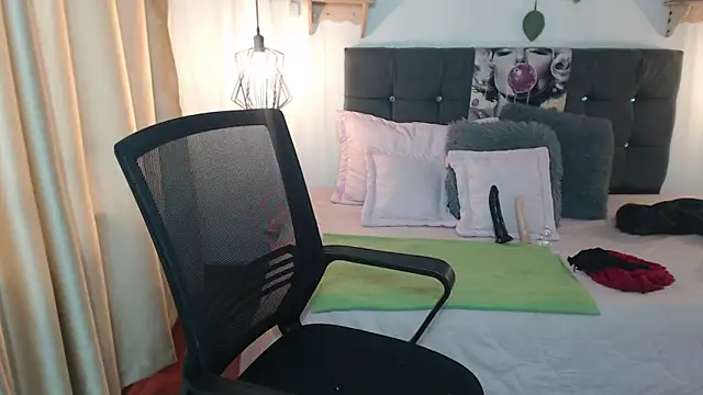 Snapshot of Emma_hassani chatting on 7, 4, 2026 Emma hassani online show from 7, 4, 2026