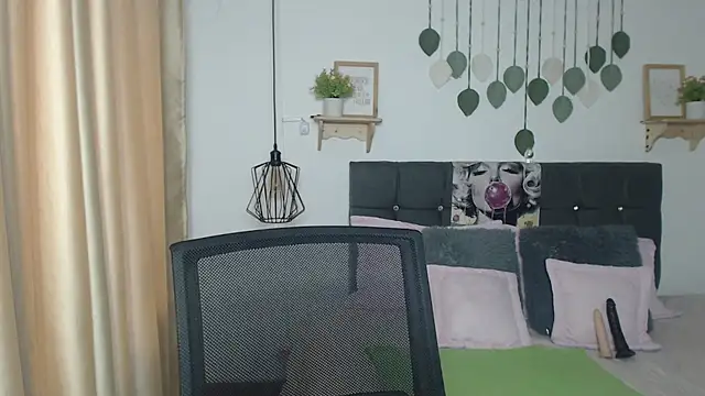 Snapshot of Emma_hassani chatting on 15, 4, 2026 Emma hassani online show from 15, 4, 2026