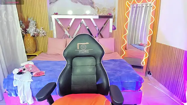 LINDSAY TAY online show from 28, 5, 2026