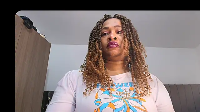 Snapshot of luxy_benet chatting on 4, 6, 2026 luxy benet online show from 4, 6, 2026