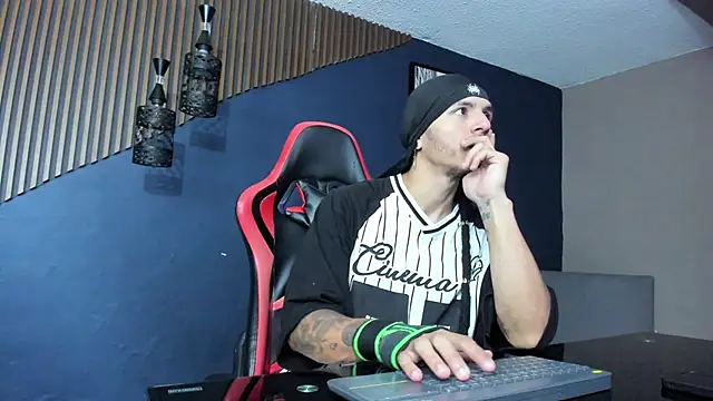 Snapshot of DanteLuxx chatting on 5, 4, 2026 DanteLuxx online show from 5, 4, 2026