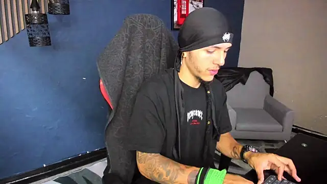 Snapshot of DanteLuxx chatting on 6, 4, 2026 DanteLuxx online show from 6, 4, 2026