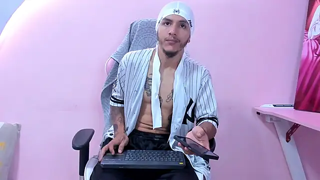 Snapshot of DanteLuxx chatting on 11, 4, 2026 DanteLuxx online show from 11, 4, 2026