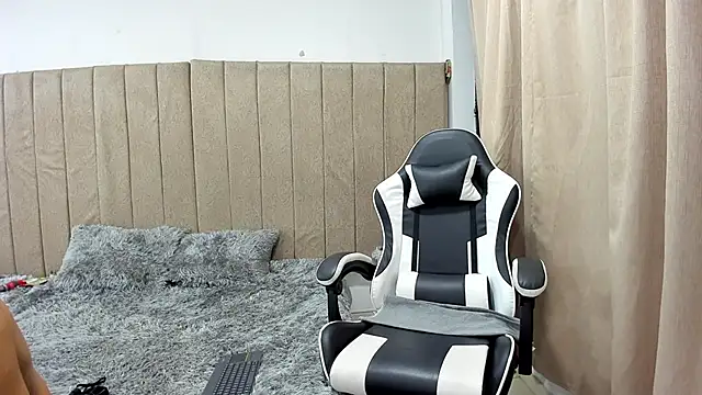 Snapshot of pipe_hot04 chatting on 14, 4, 2026 pipe hot04 online show from 14, 4, 2026