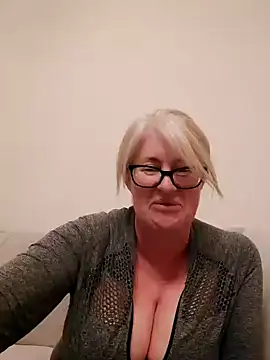 FlirtyFleur-x online show from 16, 4, 2026