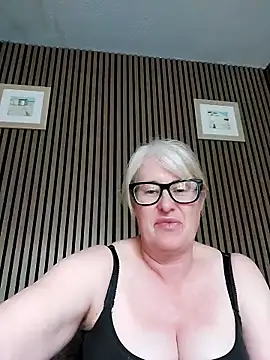 FlirtyFleur-x online show from 18, 5, 2026