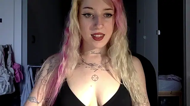 Snapshot of EmmyWet chatting on 4, 7, 2026 EmmyWet online show from 4, 7, 2026