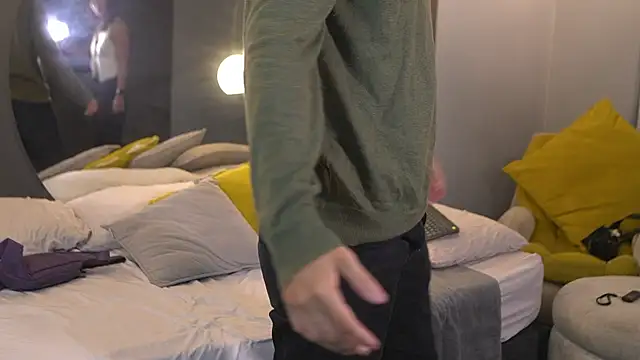 Mia and Belmonth online show from 5, 4, 2026