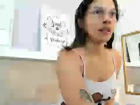 Snapshot of EmmaSanchez_ chatting on 4, 4, 2026 EmmaSanchez online show from 4, 4, 2026