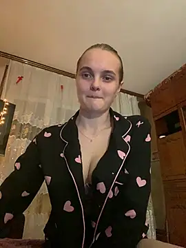 Snapshot of LunaVey chatting on 6, 8, 2026 LunaVey online show from 6, 8, 2026