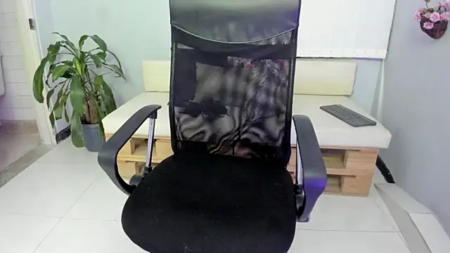 Nahomy Collins  online show from 9, 3, 2026