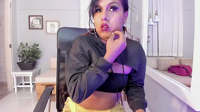 Nahomy Collins  online show from 14, 4, 2026