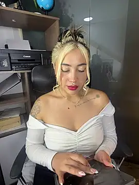 Snapshot of ManuelaVeeleez chatting on 3, 7, 2026 ManuelaVeeleez online show from 3, 7, 2026