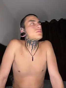 Snapshot of _valentinooo chatting on 10, 4, 2026 valentinooo online show from 10, 4, 2026