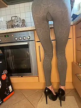 SkinnyLilly online show from 9, 4, 2026