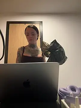 Snapshot of SkinnyLilly chatting on 9, 6, 2026 SkinnyLilly online show from 9, 6, 2026