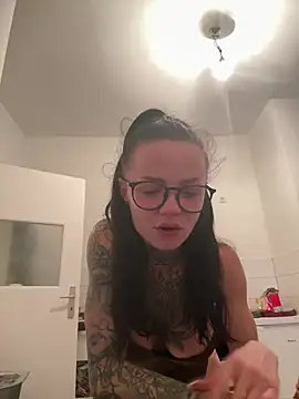 Snapshot of SkinnyLilly chatting on 27, 7, 2026 SkinnyLilly online show from 27, 7, 2026
