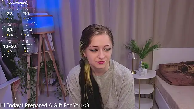 KarriePinilla online show from 23, 3, 2026