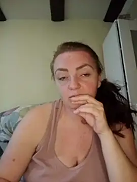 Snapshot of Bella-Monroe chatting on 3, 5, 2026 Bella-Monroe online show from 3, 5, 2026