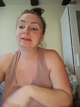 Snapshot of Bella-Monroe chatting on 4, 5, 2026 Bella-Monroe online show from 4, 5, 2026