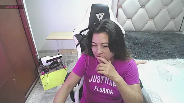 Danna wester  online show from 28, 4, 2026