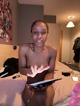 Snapshot of Halligirl chatting on 13, 3, 2026 Halligirl online show from 13, 3, 2026