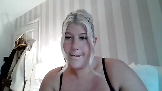 Lexi Laura online show from 12, 5, 2026