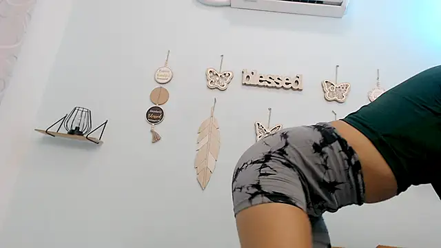hotlatinaluna23 online show from 27, 5, 2026