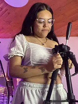 Zeyra pink online show from 25, 3, 2026