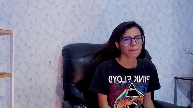 Emily Lopera online show from 4, 7, 2026