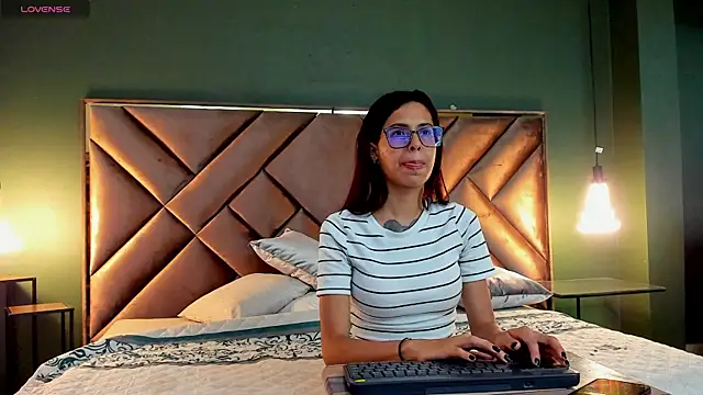 Emily Lopera online show from 3, 8, 2026