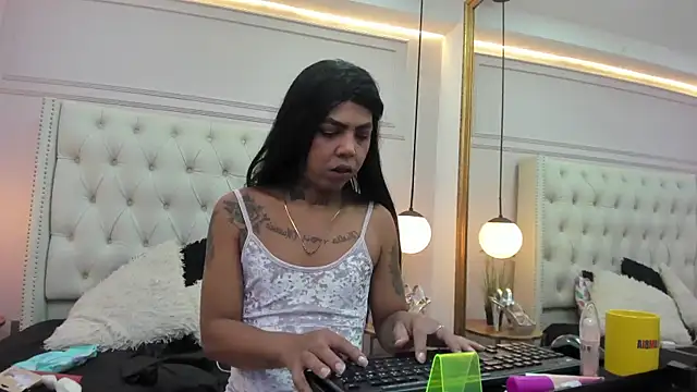 MiiaRestrepo online show from 23, 6, 2026