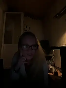 LizzieZ1975 online show from 6, 6, 2026