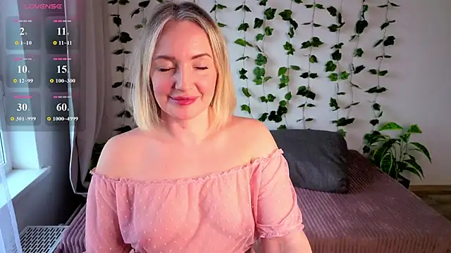 MonikFoxi online show from 4, 5, 2026
