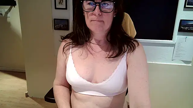 Snapshot of CuriousMadame chatting on 18, 4, 2026 CuriousMadame online show from 18, 4, 2026