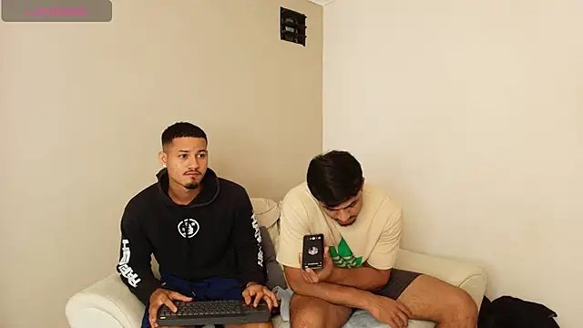 Maxi and Ares online show from 8, 6, 2026