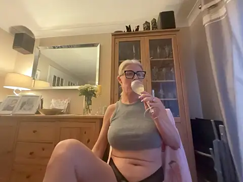 Snapshot of Laylaskyexx chatting on 15, 6, 2026 Laylaskyexx online show from 15, 6, 2026